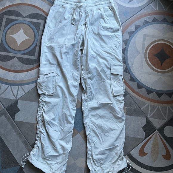 Lululemon Dance Studio Relaxed Fit Mid-Rise Cargo Pant in Bone Size Small - Picture 9 of 13